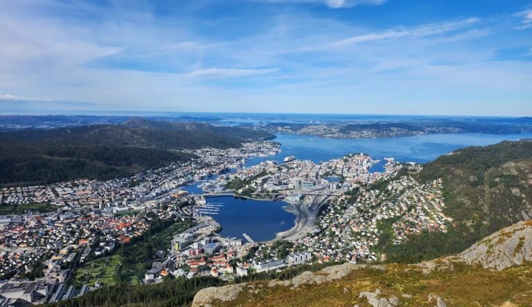 Utsikt over Bergen sentrum fra fjelltopp.
